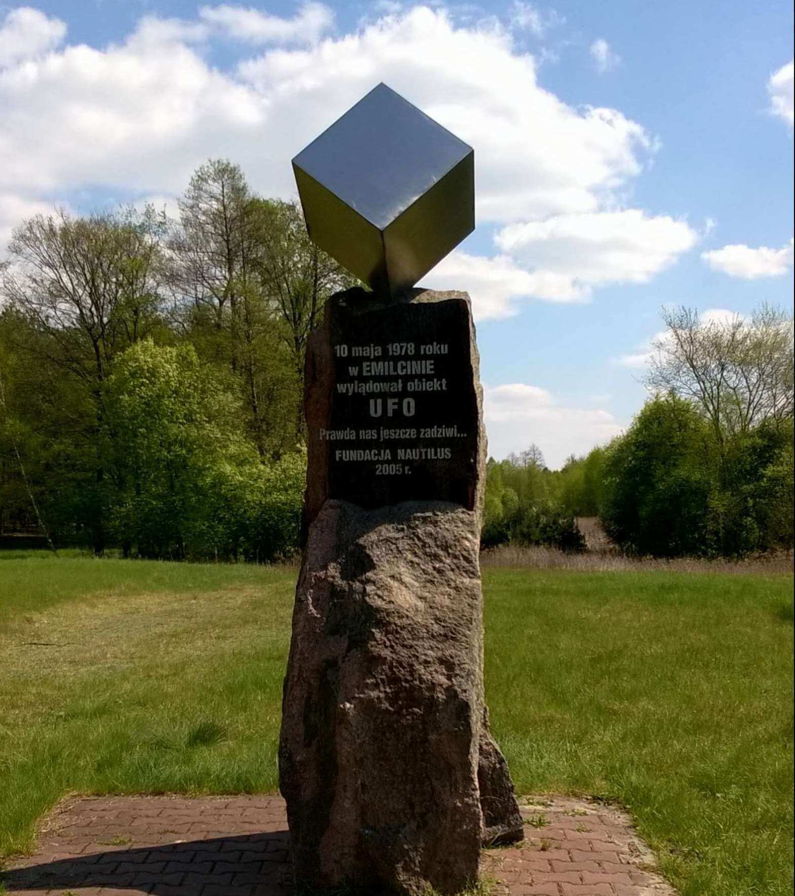 Pomnik upamiętniający tzw. zdarzenie w Emilicinie czyli lądowanie UFO